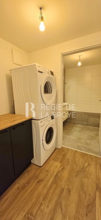 Magnifique appartement rénové de 4,5 pièces avec balcon à Montet 10