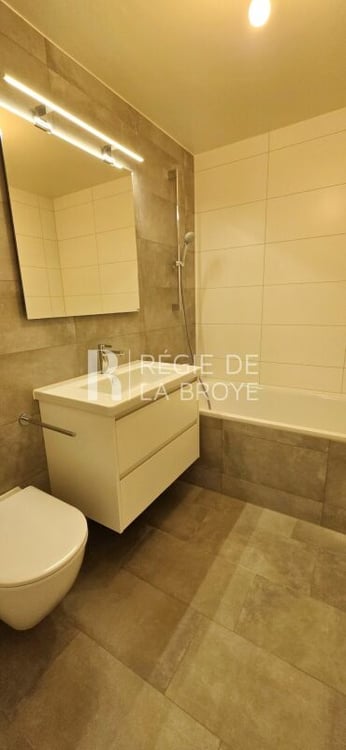 Magnifique appartement rénové de 4,5 pièces avec balcon à Montet 11