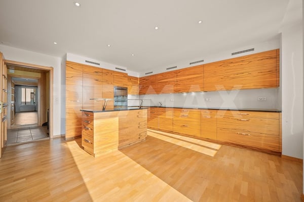 Idéal pour grande famille: maison de ville + local commercial 4