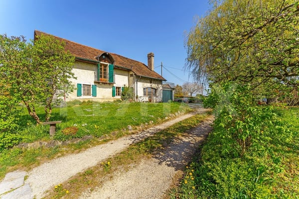 Maison de 1750 : cadre bucolique et apaisant, à rénover 12