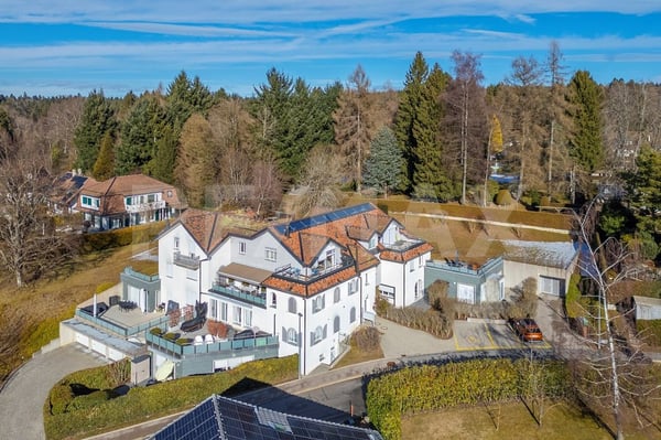 Avec plafonds jusqu'à 3.9 m, superbe appartement