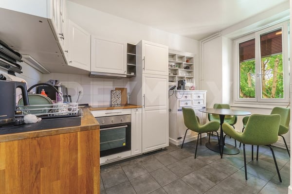 Immeuble de rendement : 2 surfaces commerciales et 4 appartements 3.5 pièces 7