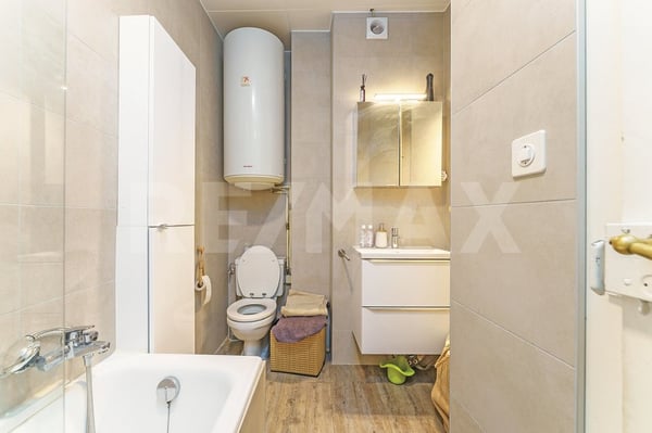 Immeuble de rendement : 2 surfaces commerciales et 4 appartements 3.5 pièces 9