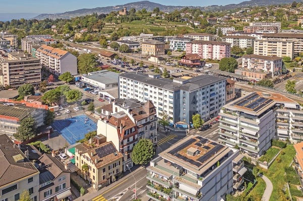 Immeuble de rendement : 2 surfaces commerciales et 4 appartements 3.5 pièces 3