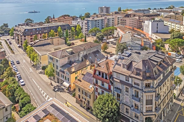 Immeuble de rendement : 2 surfaces commerciales et 4 appartements 3.5 pièces 4