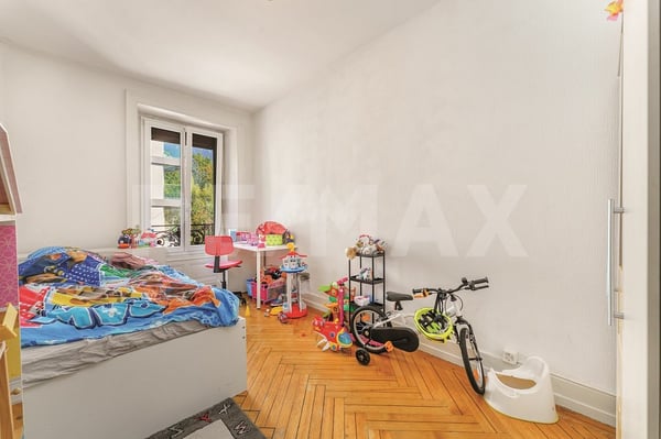 Immeuble de rendement : 2 surfaces commerciales et 4 appartements 3.5 pièces 8