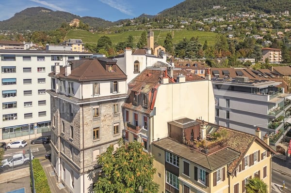Immeuble de rendement : 2 surfaces commerciales et 4 appartements 3.5 pièces 12