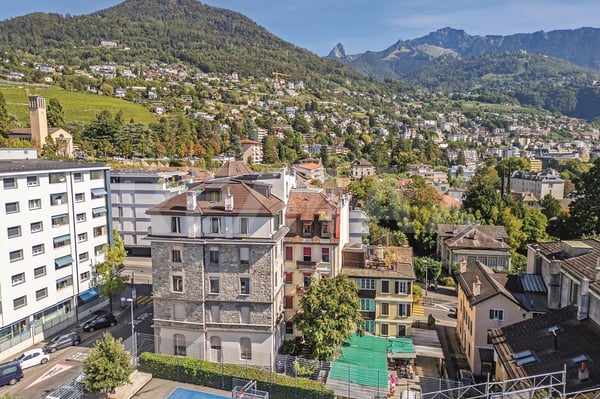 Immeuble de rendement : 2 surfaces commerciales et 4 appartements 3.5 pièces 10