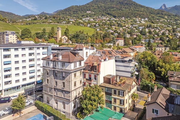 Immeuble de rendement : 2 surfaces commerciales et 4 appartements 3.5 pièces 13