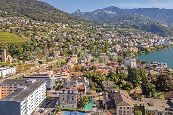 Immeuble de rendement : 2 surfaces commerciales et 4 appartements 3.5 pièces 2