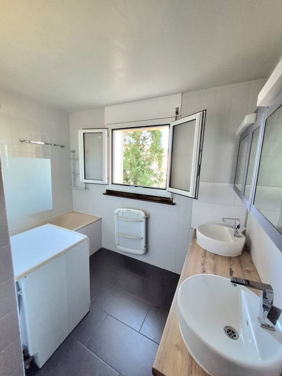 00078 - Appartement de 5 pièces au 2ème étage, avec 2 balcons, et un box individuel. - La Chaux-de-Fonds 9