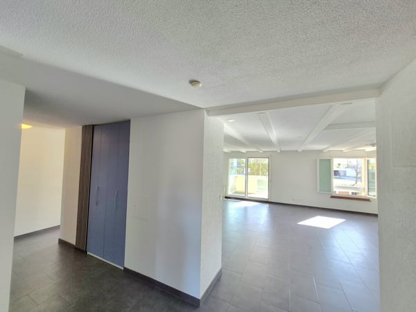 00078 - Appartement de 5 pièces au 2ème étage, avec 2 balcons, et un box individuel. - La Chaux-de-Fonds 2