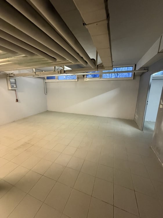 Dépôt de 220 m2 à louer 4