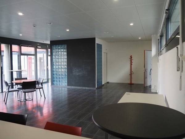 Local lumineux au rez-de-chaussée avec vitrine 2