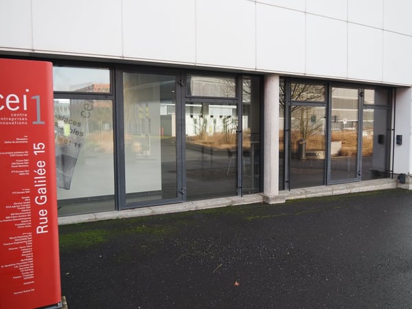 Local lumineux au rez-de-chaussée avec vitrine 4