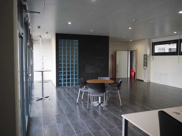 Local lumineux au rez-de-chaussée avec vitrine 3