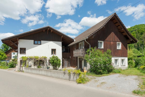 1.5-Zimmer-Haus mit grosser Werkstatt und Atelier in Wila 1