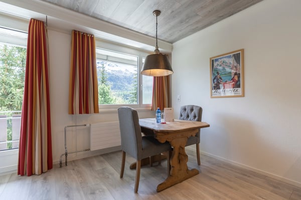 Hotelzimmer mit Bergsicht in ruhiger Lage in Champfèr 3