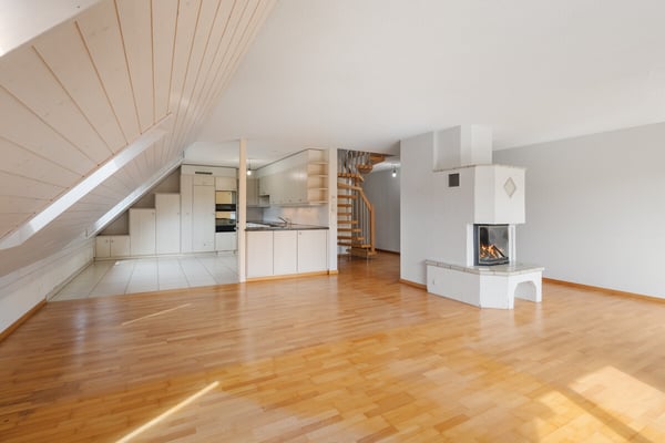 Zürich: Maisonettewohnung mit Balkon und Blick ins Grüne 1