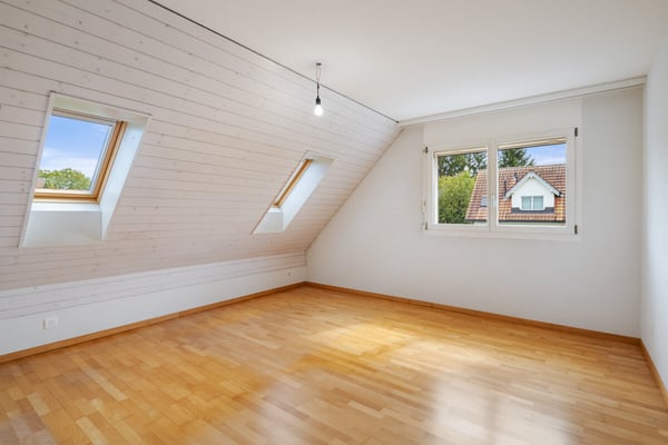 Zürich: Maisonettewohnung mit Balkon und Blick ins Grüne 2