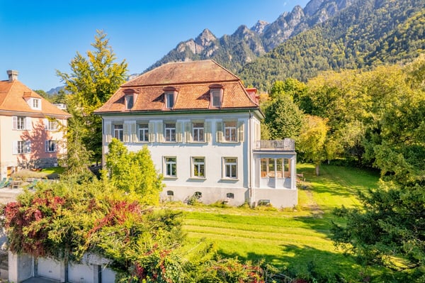 Chur: Repräsentative Villa mit grosser Gartenanlage und Bauland 1