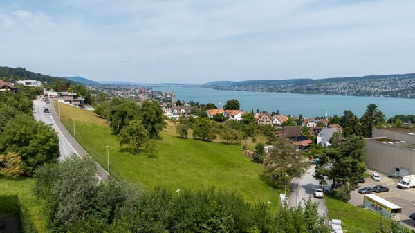 Bauland mit Blick über den Zürichsee und in die Alpen 1