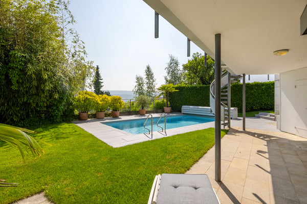 Herrliberg: Einfamilienhaus mit Pool, Terrasse und Seesicht 3