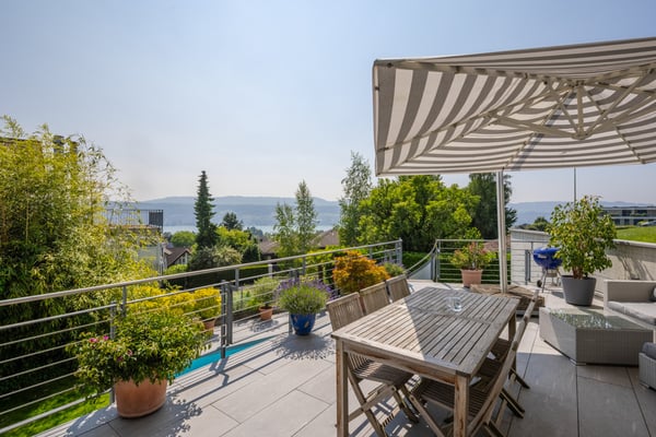 Herrliberg: Einfamilienhaus mit Pool, Terrasse und Seesicht 1
