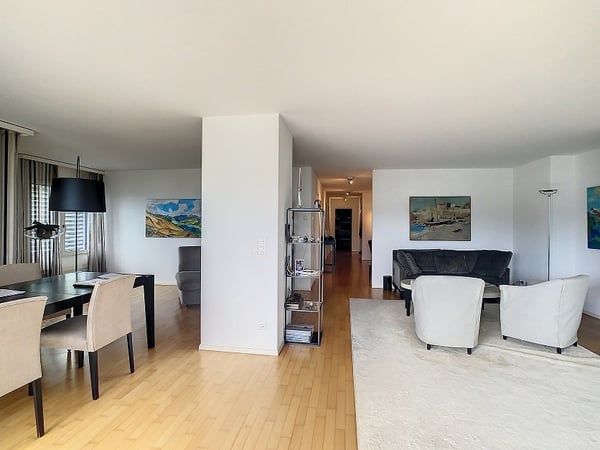 Grosszügige 4.5-Zimmer-Wohnung mit Terrasse und Seesicht in Zollikon 3