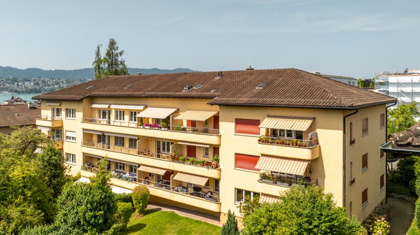 Helle und grosszügige 4-Zimmerwohnung in 8700 Küsnacht 1