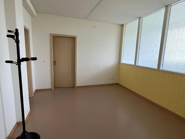 Grosse 5.5-Zimmerwohnung in Montet 1