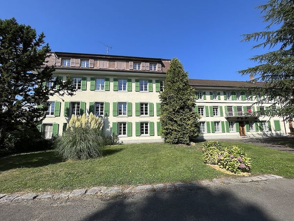 Grosse 5.5-Zimmerwohnung in Montet 12