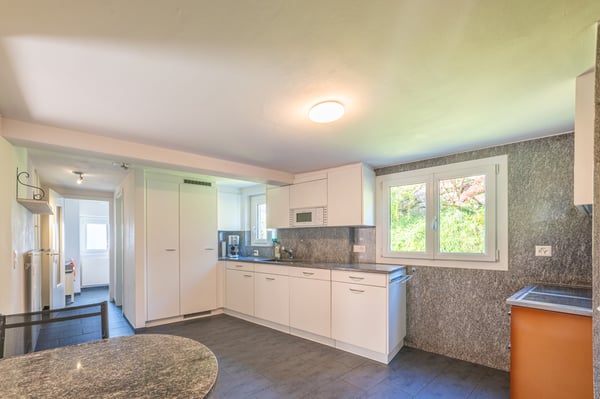 Charmantes Zweifamilienhaus mit Scheune, Stall und Pachtland 2