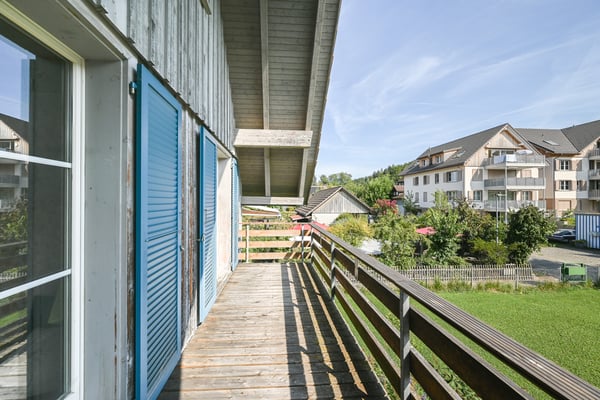 Familienglück im Grünen, umgeben von einem sonnigen Gartenidyll 6