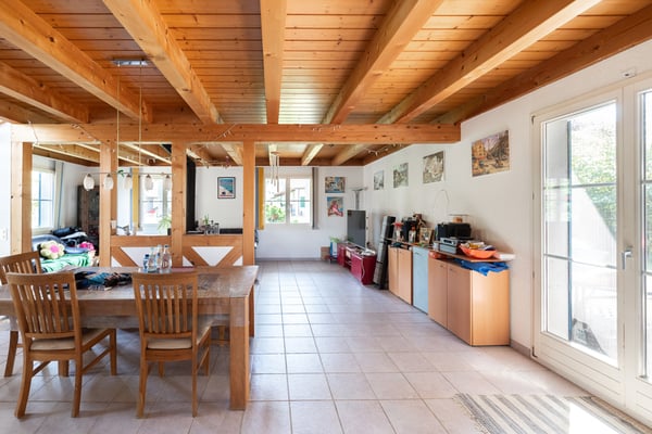 Familienglück im Grünen, umgeben von einem sonnigen Gartenidyll 3