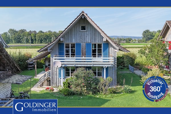Familienglück im Grünen, umgeben von einem sonnigen Gartenidyll 1