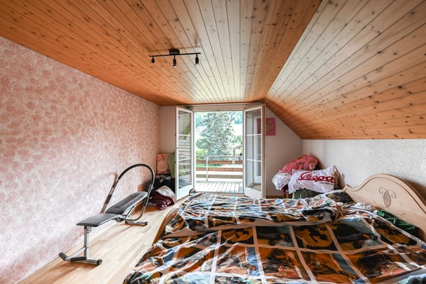 Familienglück im Grünen, umgeben von einem sonnigen Gartenidyll 4