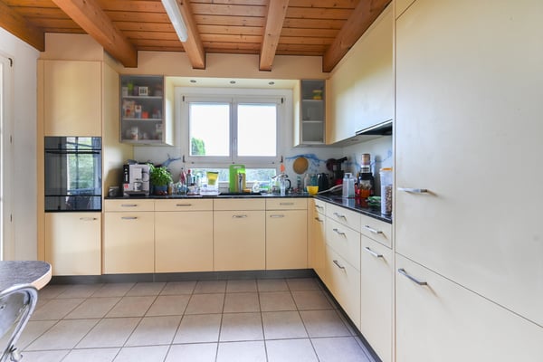 Familienglück im Grünen, umgeben von einem sonnigen Gartenidyll 5