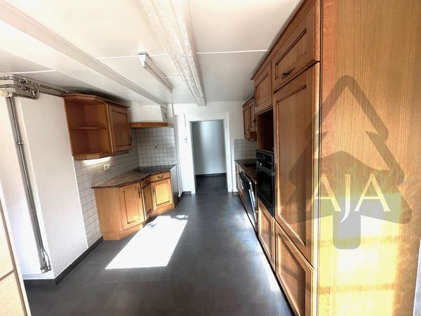 Couvet, belle maison familiale de 4 appartements avec jardins et terrasses au Centre-Nord du Village 21