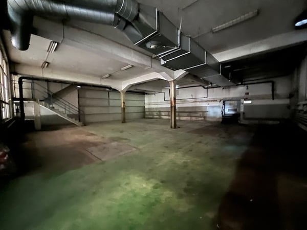 À louer : espace de plain-pied idéal pour un atelier ou un dépôt. 2