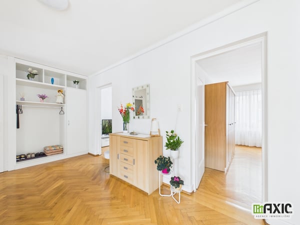 À vendre à Delémont : immeuble mixte comprenant 6 logements et 1 commerce 2