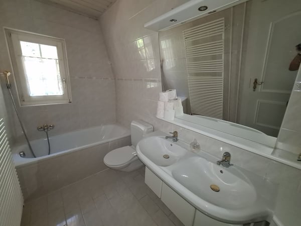 GROSSE BAISSE DU PRIX DE VENTE - Grande maison familiale de 7,5 pièces bien située avec garage 17