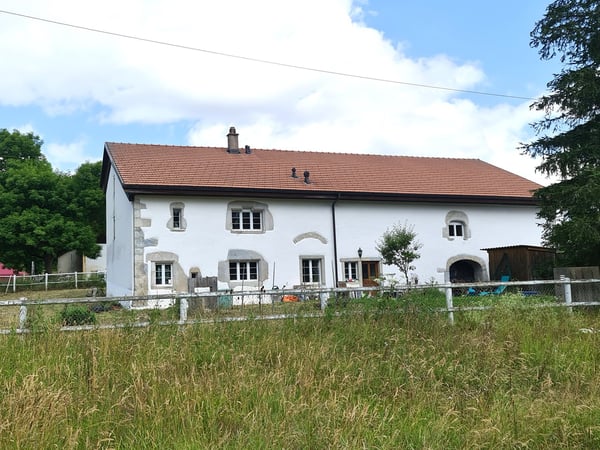 EXCEPTIONNEL ! - Magnifique ferme franc-montagnarde rénovée avec habitation et salle de spectacle 1