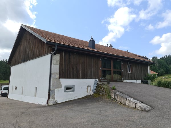 EXCEPTIONNEL ! - Magnifique ferme franc-montagnarde rénovée avec habitation et salle de spectacle 9