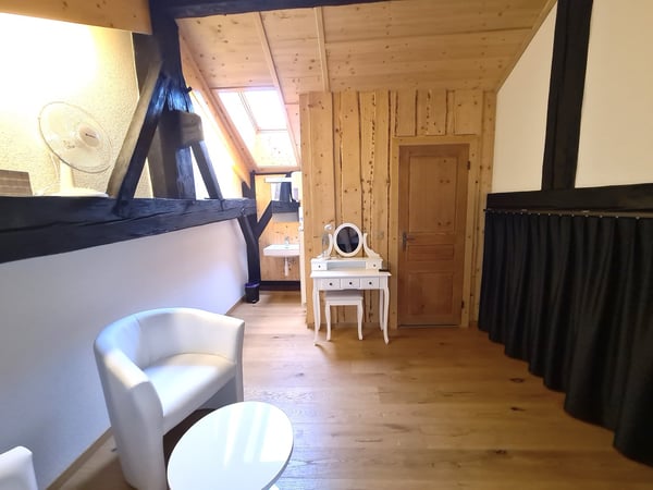 EXCEPTIONNEL ! - Magnifique ferme franc-montagnarde rénovée avec habitation et salle de spectacle 47