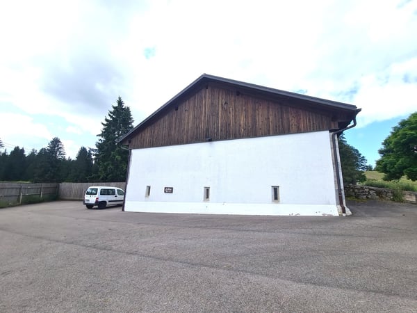 EXCEPTIONNEL ! - Magnifique ferme franc-montagnarde rénovée avec habitation et salle de spectacle 11