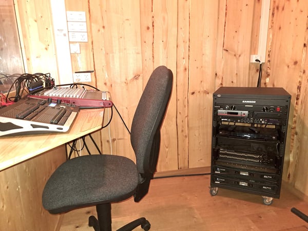 EXCEPTIONNEL ! - Magnifique ferme franc-montagnarde rénovée avec habitation et salle de spectacle 45