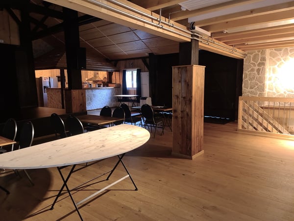 EXCEPTIONNEL ! - Magnifique ferme franc-montagnarde rénovée avec habitation et salle de spectacle 44