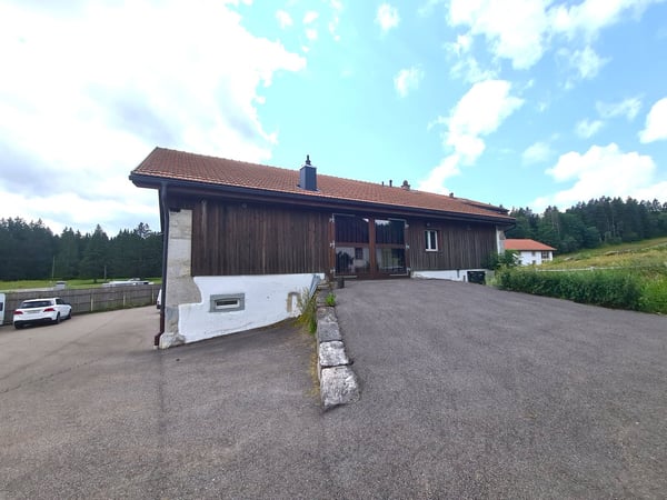 EXCEPTIONNEL ! - Magnifique ferme franc-montagnarde rénovée avec habitation et salle de spectacle 6