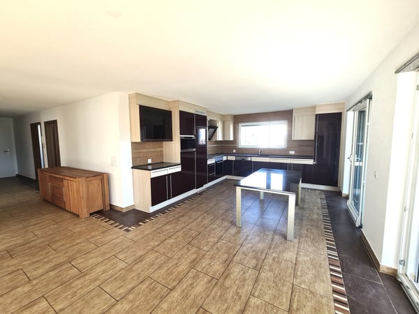 Très jolie et spacieuse villa idéalement bien située comprenant 3 appartements 14